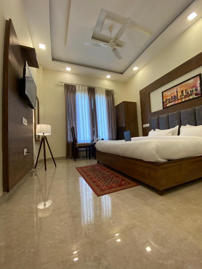 Hotel Woodlark Zirakpur Chandigarh - Brand New Hotel Bagian luar foto